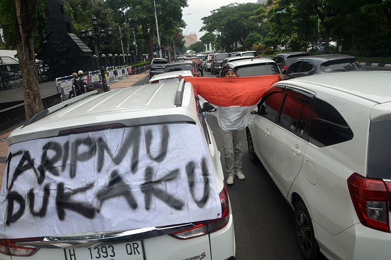 Ratusan Driver Taksi Online Tuntut Kenaikan Tarif  - Bagian 4