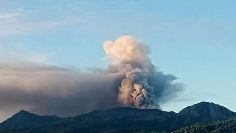 Gunung Dukono Di Maluku Utara Erupsi, Semburkan Abu Vulkanis Setinggi ...