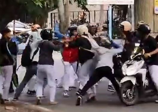 Ngeri! 2 Kelompok Pelajar Bersenjata Tajam Saling Serang di Semarang