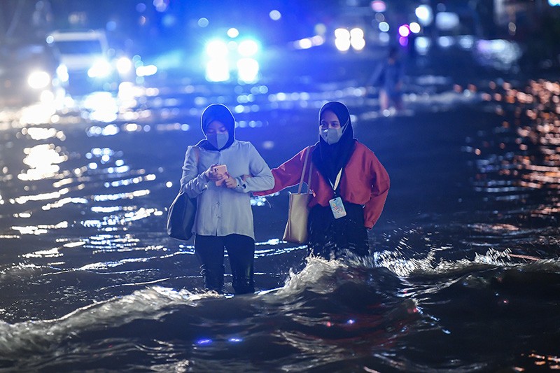 Banjir Rendam 36 Titik Ruas Jalan Jakarta hingga Malam Hari - Bagian 1