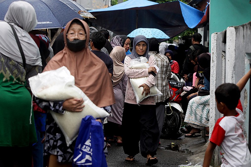 Warga Antre untuk Dapat Beras 10 Kg Gratis - Bagian 2
