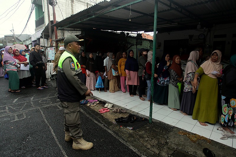 Warga Antre untuk Dapat Beras 10 Kg Gratis - Bagian 3