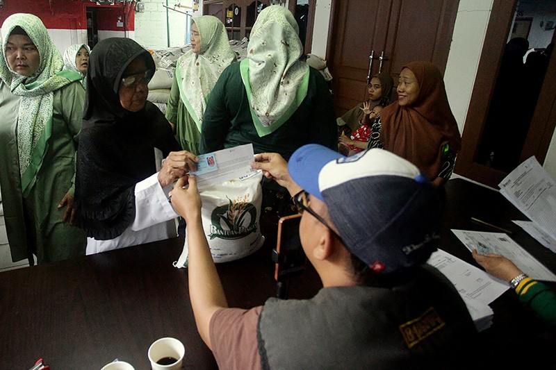Warga Antre untuk Dapat Beras 10 Kg Gratis - Bagian 4