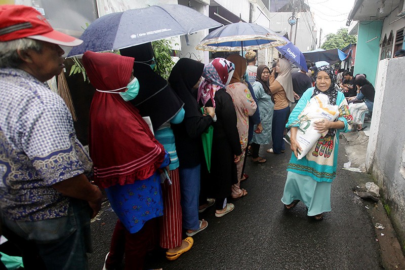 Warga Antre untuk Dapat Beras 10 Kg Gratis - Bagian 1