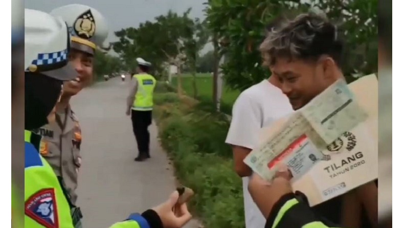 title Kocak! 2 Remaja di Bojonegoro Boncengan Motor Bawa Jimat Antitilang, Endingnya Bikin Ngakak Kocak! 2 Remaja di Bojonegoro Boncengan Motor Bawa Jimat Antitilang, Endingnya Bikin Ngakak