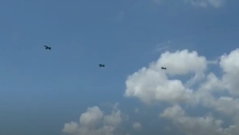title 3 Pesawat Tempur dan Helikopter TNI AU Unjuk Kebolehan di Langit Batam, Warga Takjub 3 Pesawat Tempur dan Helikopter TNI AU Unjuk Kebolehan di Langit Batam, Warga Takjub