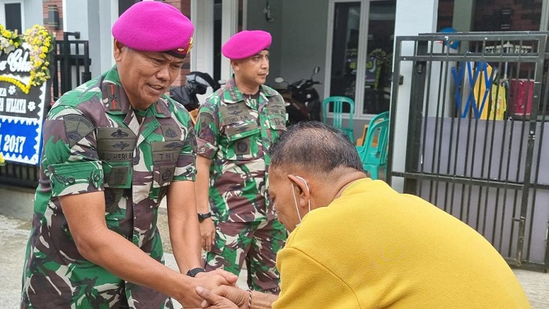 Melayat ke Rumah Duka Prajurit Gugur di Medan Tugas, Wadan Kormar Serahkan Santunan