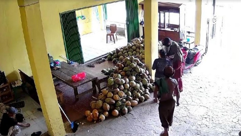 title Lebak Heboh, 2 WNA Berkeliaran Hipnotis Warga Modus Pura-Pura Tukar Uang Lebak Heboh, 2 WNA Berkeliaran Hipnotis Warga Modus Pura-Pura Tukar Uang