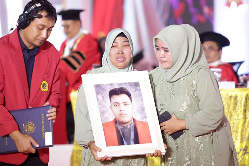 Momen Haru Mahasiswa Meninggal Jelang Wisuda, Sang Ibu Gantikan Prosesi Kelulusan - Bagian 3