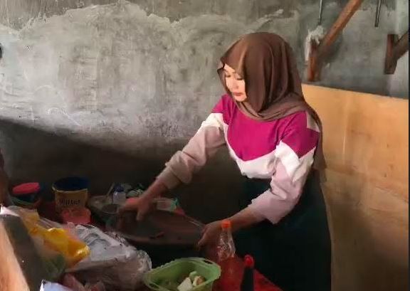 Viral Penjual Rujak Cantik di Sampang Bikin Pembeli Rela Antre, Omzet Auto Meroket