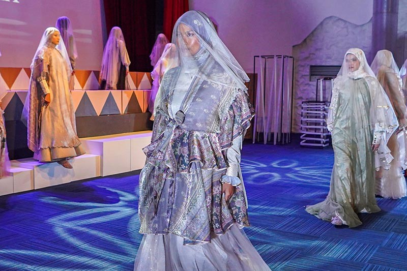 Peragaan Busana Muslim Karya 24 Desainer di Road to Muffest 2024 - Bagian 3