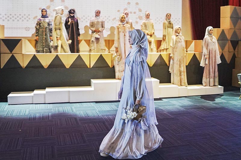 Peragaan Busana Muslim Karya 24 Desainer di Road to Muffest 2024 - Bagian 4