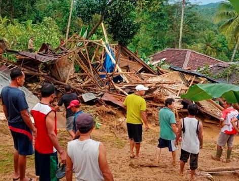 Diguyur Hujan Deras, 5 Rumah di Lebak Ambruk Tergerus Longsor
