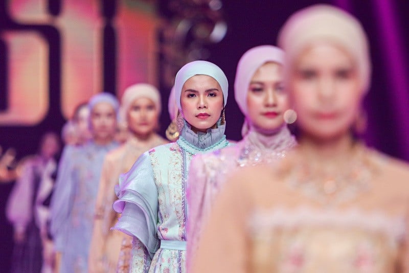 21 Karya Desainer Lokal Tampil di Indonesia Fashion Aesthetic - Bagian 3