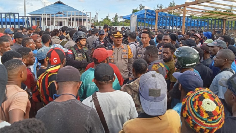 Minta Pemungutan Suara Ulang, Massa Serang Aparat di Kantor KPU Yahukimo