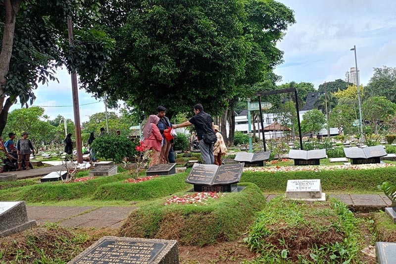 Peziarah Berbondong-bondong ke TPU Karet Bivak Seminggu Jelang Ramadan - Bagian 3