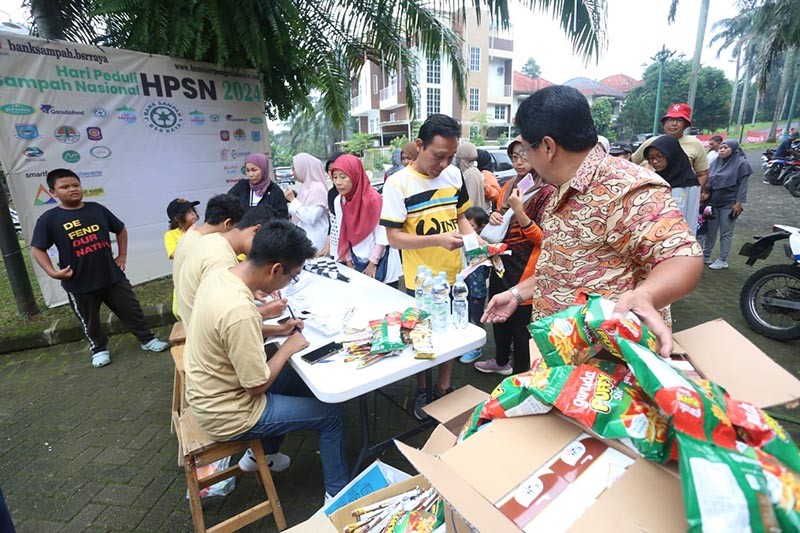 Atasi Masalah Lingkungan, Warga Tangsel Aktif Jadi Nasabah Bank Sampah - Bagian 3