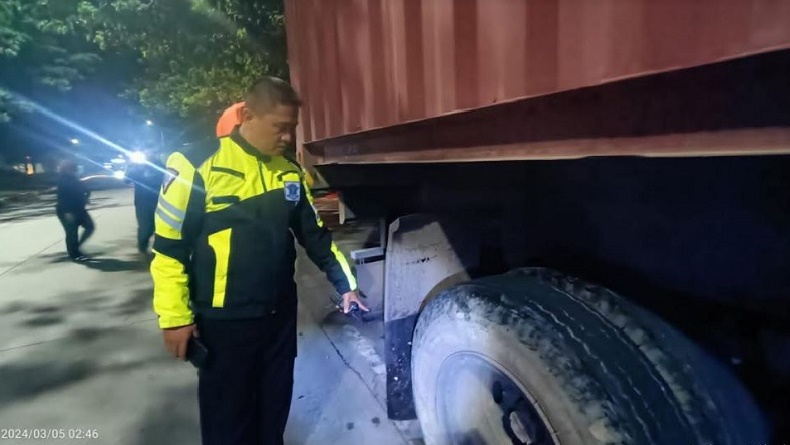 title Kecelakaan Hari Ini di Semarang, Pemotor Bonceng Tiga Tewas Dilindas Truk Kecelakaan Hari Ini di Semarang, Pemotor Bonceng Tiga Tewas Dilindas Truk