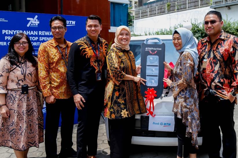 Penyerahan Hadiah Mobil dan Motor Listrik kepada Pemenang Program Top Spender Kartu Debit BTN Prioritas - Bagian 1