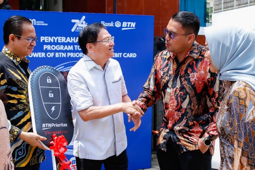 Penyerahan Hadiah Mobil dan Motor Listrik kepada Pemenang Program Top Spender Kartu Debit BTN Prioritas - Bagian 4