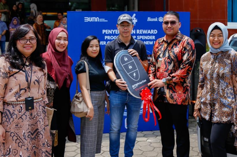 Penyerahan Hadiah Mobil dan Motor Listrik kepada Pemenang Program Top Spender Kartu Debit BTN Prioritas - Bagian 3