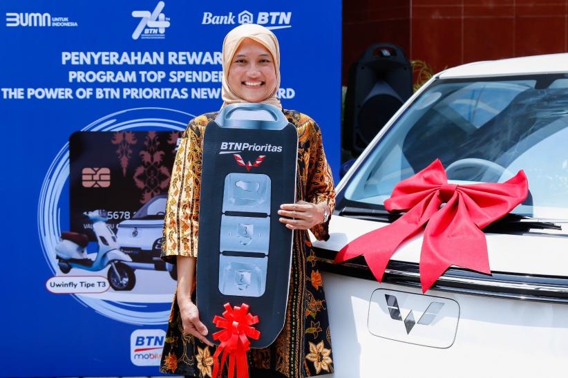 Penyerahan Hadiah Mobil dan Motor Listrik kepada Pemenang Program Top Spender Kartu Debit BTN Prioritas - Bagian 2