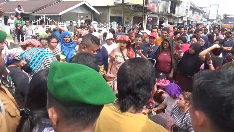 6 Warga Ditangkap Brimob, Emak-Emak Demo di Mapolsek Pancur Batu Minta segera Dibebaskan