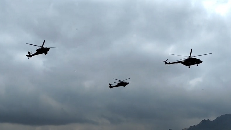 title KSAD Saksikan 8 Helikopter Tempur Bermanuver Lepaskan Misil dan Senjata Otomatis KSAD Saksikan 8 Helikopter Tempur Bermanuver Lepaskan Misil dan Senjata Otomatis