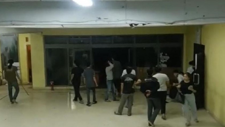 title Viral Video Tawuran Mahasiswa di Lampung, 4 Orang Dilarikan ke Klinik Viral Video Tawuran Mahasiswa di Lampung, 4 Orang Dilarikan ke Klinik