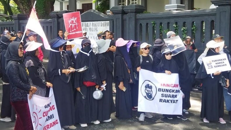 title Emak-Emak Demo Protes Harga Sembako Mahal di DPRD Malang, Pukul Panci hingga Wajan Emak-Emak Demo Protes Harga Sembako Mahal di DPRD Malang, Pukul Panci hingga Wajan