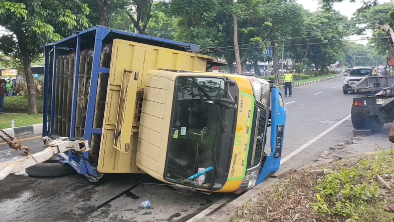 Kecelakaan di Surabaya, Truk Pengangkut Gas Alam Terguling