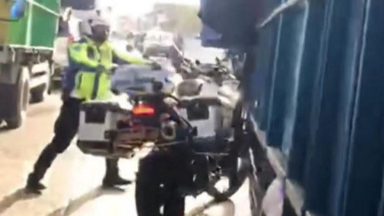 Viral Video Sopir Truk Ugal-ugalan Tabrak Motor Polisi di Sukabumi, Panik Razia