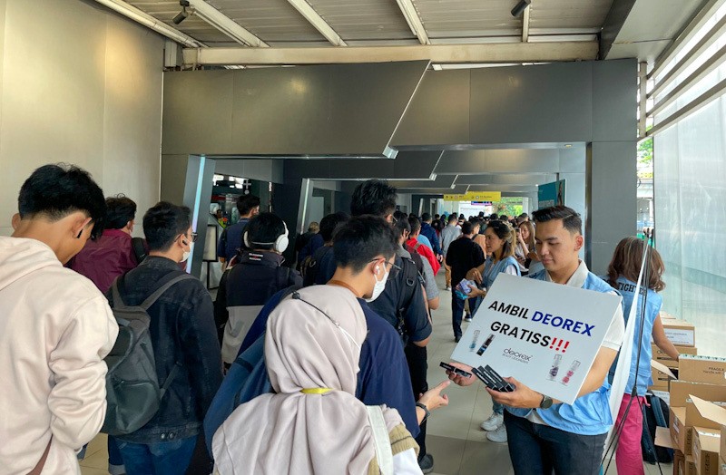 Puluhan Ribu Produk Anti Bau Badan Dibagikan Gratis di 5 Stasiun KRL - Bagian 1