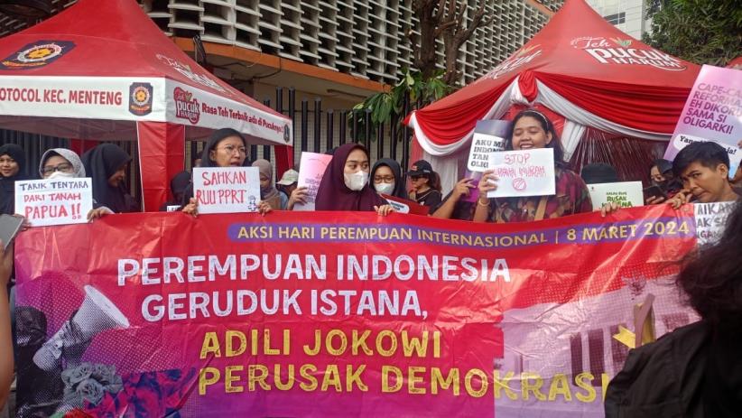 Aksi Perempuan Geruduk Istana Mulai Mendatangi Titik Kumpul di Depan Kantor Bawaslu - Bagian 2