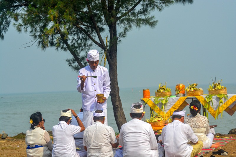 Berlangsung Khidmat, Upacara Melasti di Pantai Marina Semarang Digelar Sederhana - Bagian 2