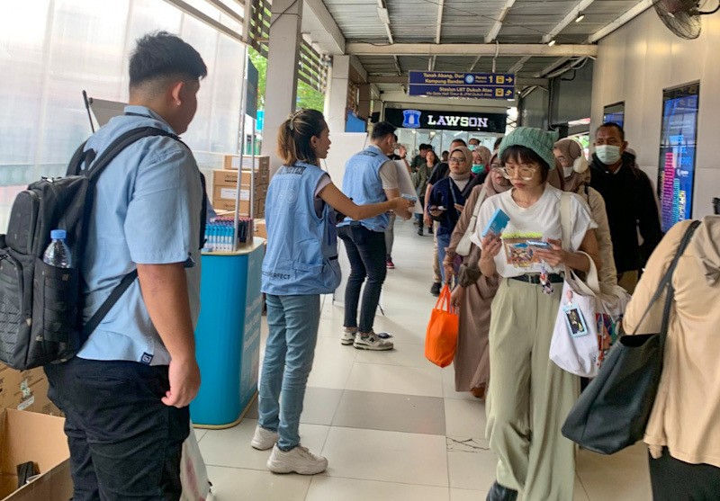 Puluhan Ribu Produk Anti Bau Badan Dibagikan Gratis di 5 Stasiun KRL - Bagian 3
