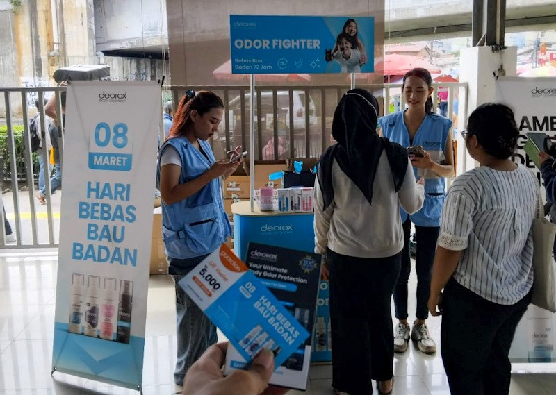 Puluhan Ribu Produk Anti Bau Badan Dibagikan Gratis di 5 Stasiun KRL - Bagian 2