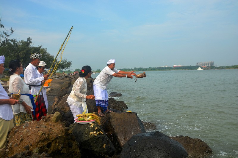Berlangsung Khidmat, Upacara Melasti di Pantai Marina Semarang Digelar Sederhana - Bagian 3