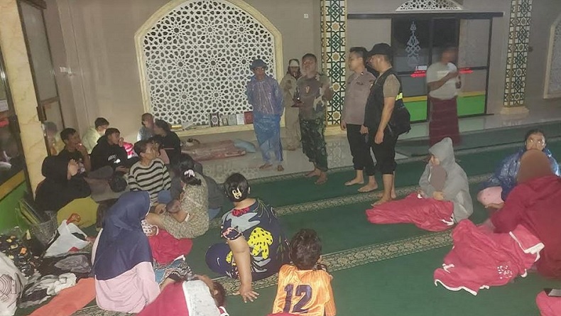 Banjir Rendam 109 Rumah di Lebak, Warga Mengungsi ke Masjid dan Kantor Kecamatan