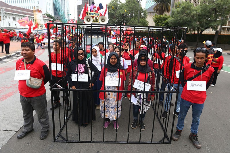 Hari Perempuan Internasional, Para Buruh Dikurung Dalam Jeruji Besi - Bagian 1