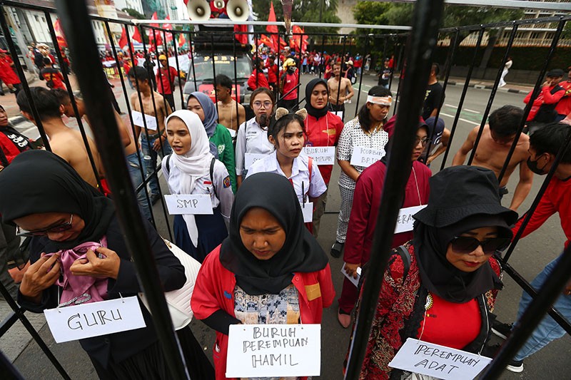 Hari Perempuan Internasional, Para Buruh Dikurung Dalam Jeruji Besi - Bagian 2