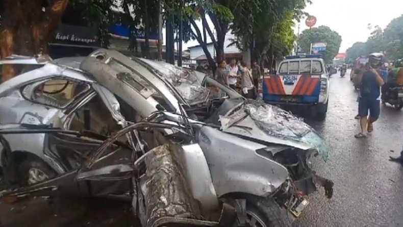 Kecelakaan Minibus Remuk Hantam Pohon di Palembang, 1 Orang Tewas 5 Luka-Luka