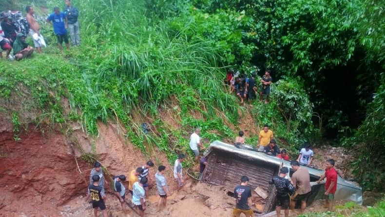 Jalan Mendadak Longsor, Mobil Hilux Terjun ke Jurang 15 Meter di Kolaka Timur