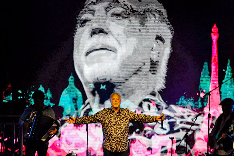 Penyanyi Legendaris Tom Jones Buka Konser Tur Ages & Stages di Jakarta  - Bagian 3