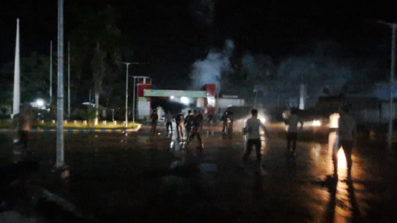 Tak Puas dengan Proses Rekapitulasi Suara, Massa Serang Gedung Emeneme Yaware