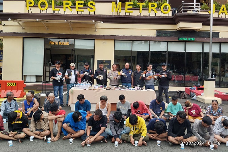 Polisi Gerebek Kampung Bahari, 26 Orang dengan Barbuk Sabu Diamankan - Bagian 2