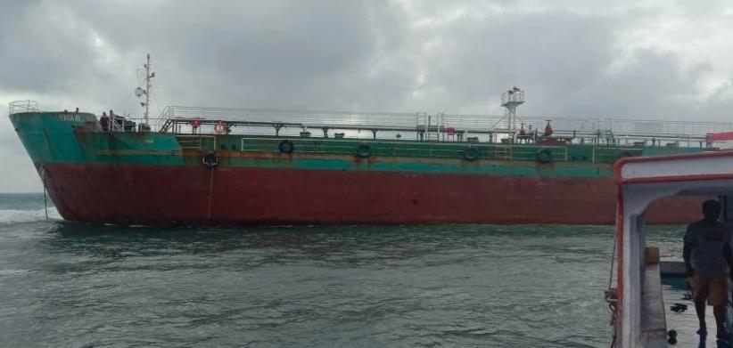 Dihempas Gelombang Tinggi, Kapal Tanker Kandas di Perairan Kangean Sumenep