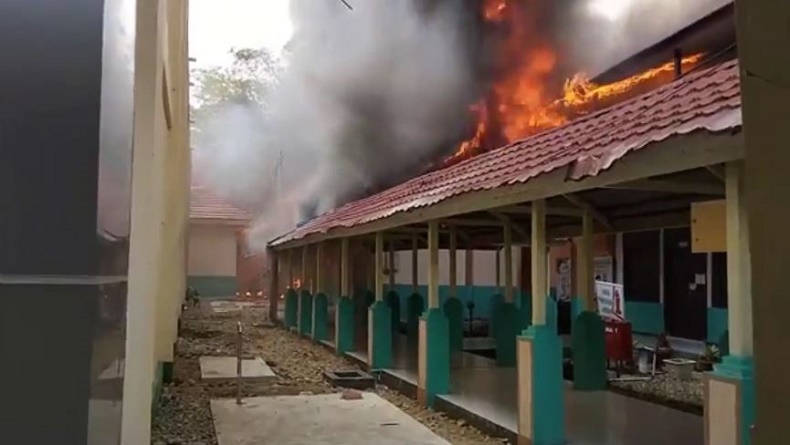 title Kebakaran RSUD Dunda Limboto Gorontalo, Kobaran Api Membubung Tinggi Kebakaran RSUD Dunda Limboto Gorontalo, Kobaran Api Membubung Tinggi