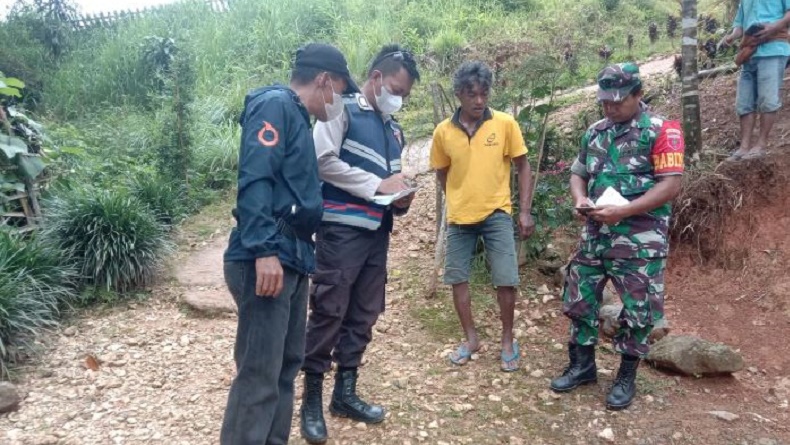 title Toraja Utara Heboh, Warga Kaget Lihat Anjing Makan Potongan Mayat Bayi Toraja Utara Heboh, Warga Kaget Lihat Anjing Makan Potongan Mayat Bayi