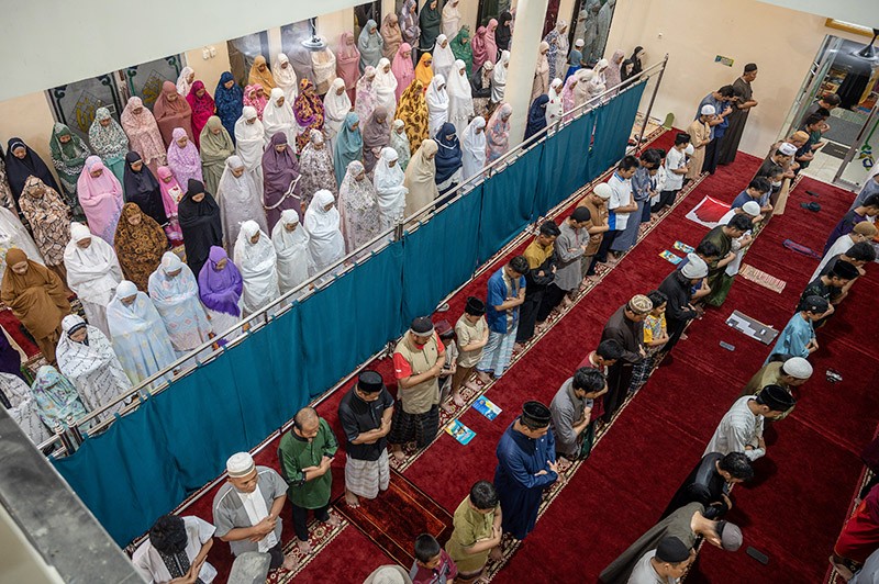 Suasana Salat Tarawih Pertama Ramadan 1445 H - Bagian 2